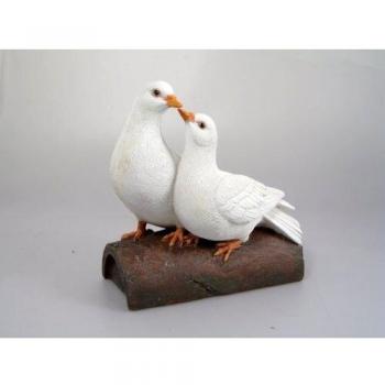 Pareja de palomas en resina sobre rama - 21.5 cm H x 22.0 cm W x 14.0 cm D