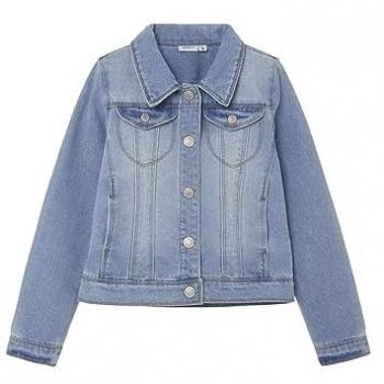 Chaqueta vaquera infantil Name It Star Rika Denim, características: diseño ligero en denim azul claro, estilo moderno, cierre frontal con botones, bolsillos laterales, corte regular, adecuada para niños