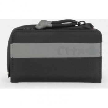 Cartera pequeña de nylon engomada en negro con detalles a contraste