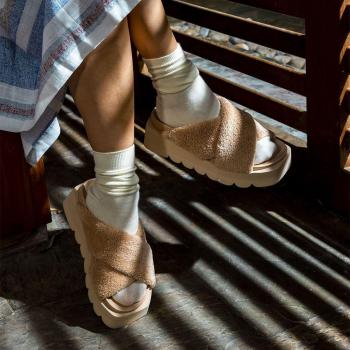 Sandalias July slap teddy en marrón claro con plataforma y diseño cruzado para mujer