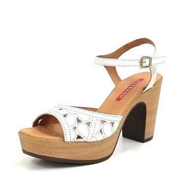 Sandalia de piel troquelada con tacón y plataforma para mujer marca Weekend en color hielo