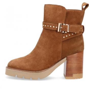 Botín Alma modelo 2052 para mujer en color marrón con tachuelas camel