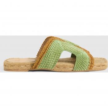 Castañer - Sandalias planas Pura de mujer en verde, cosidas artesanalmente con taloneras icónicas, fabricadas en rayón y yute