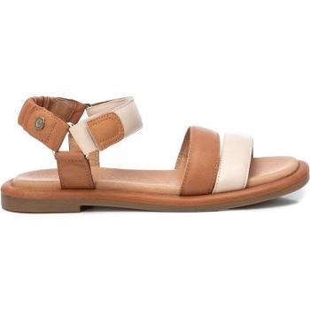 Sandalias planas de mujer CARMELA 068582 de piel color camel con cierre adherente