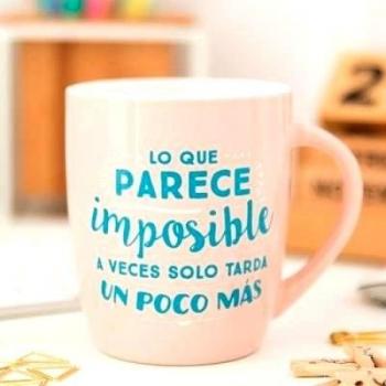 Taza Lo que parece imposible a veces sólo tarda un poco más.