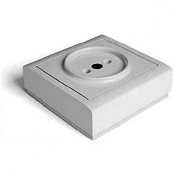 FAMATEL – Base Sin TT | Superficie | 16A | 250V | 65 x 65 mm | Serie Living 8000