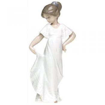 NAO Figura Camisón con Vuelo. Niña de Porcelana