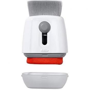 OXO Good Grips Cepillo Sweep & Swipe para limpiar el teclado del ordenador, color blanco
