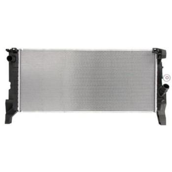 Radiador de refrigeración del motor NISSENS 60861 con características de alta eficiencia térmica, diseño optimizado para un mejor flujo de aire, fabricado en aluminio ligero y resistente a la corrosión, compatible con múltiples modelos de vehículos