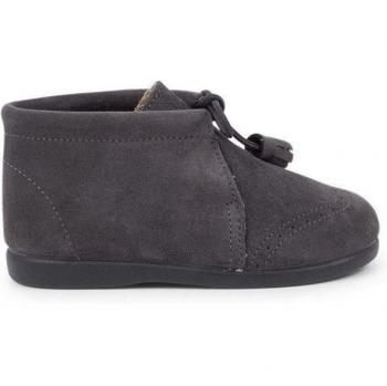 Bota de bebé de piel serraje con picado y borlas