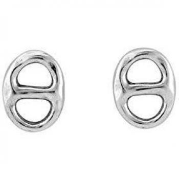 Pendientes cortos bañados en plata y con forma de eslabón doble. Una joya de estilo trendy diseñado para una mujer activa y a la moda.