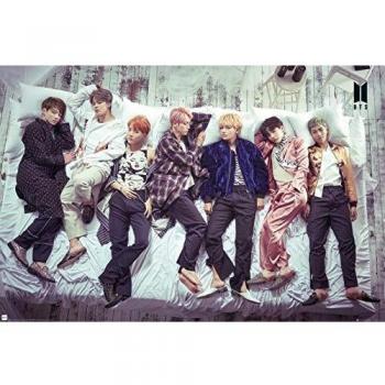 Póster Grupo BTS en la Cama (61x91.5 cm) - Decora Tu Hogar