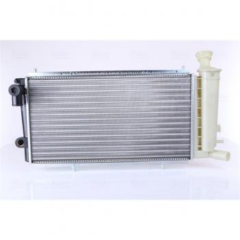 Radiador NISSENS 61357 para refrigeración del motor, compatible con diversos modelos de vehículos, fabricado con materiales de alta calidad para una óptima transferencia de calor y durabilidad, diseñado para un fácil montaje y ajuste perfecto en el s
