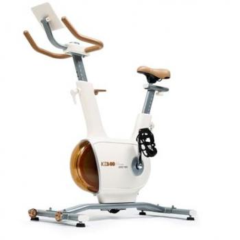 Bicicleta Estática Motorizada Keboo Fitness Serie 900 Blanca con Frenado Magnético, Inercia de 7 kg y 32 Niveles, Pedales Antideslizantes