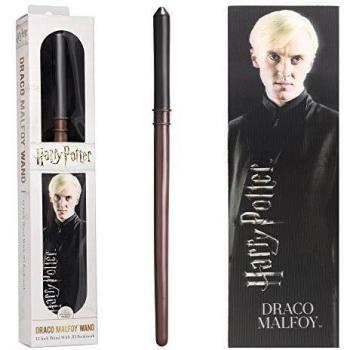 La varita de PVC Draco Malfoy de Noble Collection y el marcador prismático