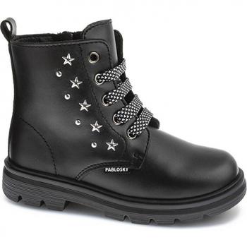 Bota Pablosky de niña de piel negra con detalles estrella en un lateral, cordones y cremallera