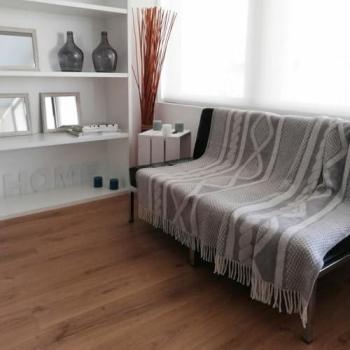 Cubrecamas Hosteline Azalea Gris 130 x 170 cm, tejido de jacquard con flecos