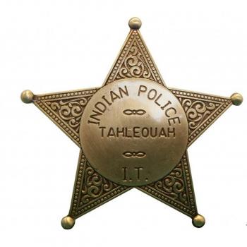 Réplica de una placa de la Policía India, fabricada en metal, con aguja para su sujeción.