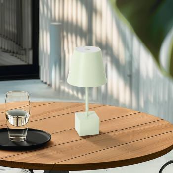 Lámpara de mesa LED recargable Janea CUBE, verde, metal con regulador táctil