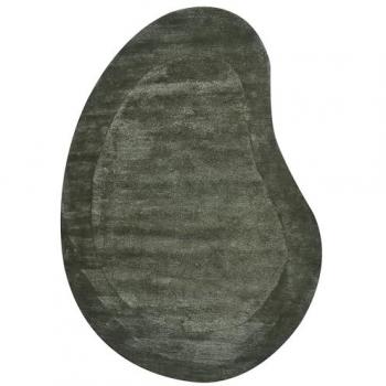 Alfombra de viscosa orgánica en forma de riñón color verde oscuro 160 x 230 cm Masso