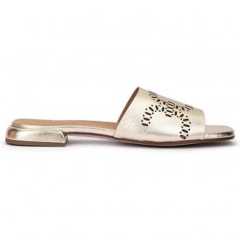 Sandalias planas de piel metalizada en color platino modelo ANZO
