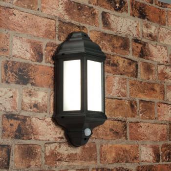 Lámpara de pared exterior Halbury Endon 54553, metal blanco y negro, 1 bombilla E27, altura 30 cm, policarbonato esmerilado, acabado negro mate con textura, grado de protección IP