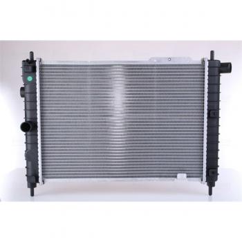Radiador NISSENS 63058A para refrigeración del motor, compatible con múltiples vehículos, fabricado en aluminio de alta calidad, diseñado para un rendimiento óptimo en la transferencia de calor, incluye conectores y accesorios necesarios para la inst
