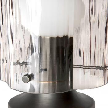 Lámpara de mesa Gubi Seine, latón envejecido, cristal gris ahumado, diseño elegante y moderno