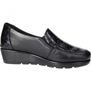 Mocasín de piel para señora marca DOCTOR CUTILLAS, color negro charol, clásico con cuña, piso de goma antideslizante, fabricado en España
