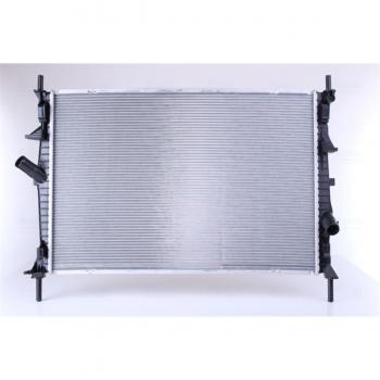 Radiador de refrigeración del motor Nissens 69240, con características de alta eficiencia en la transferencia de calor, diseño optimizado para un ajuste perfecto, fabricado con materiales duraderos y resistentes a la corrosión, compatible con múltipl