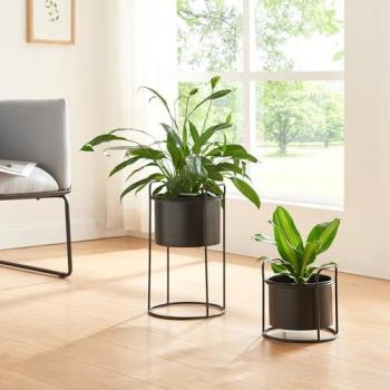 Set de 2 Soportes para Plantas Osen con Maceteros de Metal Negro y Asa de Transporte