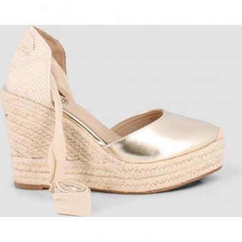 Blogger - Sandalias de cuña de mujer con diseño moderno y sujeción por cuerdas.