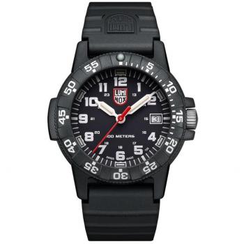 Luminox Reloj Leatherback Sea Turtle 0301 Blanco y Negro, resistente al agua hasta 200 metros, caja de policarbonato, cristal mineral, movimiento suizo de cuarzo, luz autoiluminada en la oscur