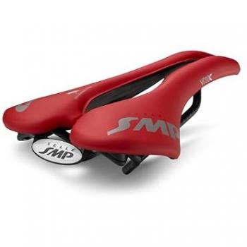 Sillín Selle SMP VT 20 C rojo características: diseño ergonómico, acolchado de alta densidad, canal central para aliviar la presión, cubierta de cuero sintético resistente al agua, railes de acero inoxidable, adecuado para ciclistas