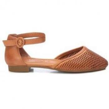 Zapato Carmela 160762 Camel de Cuero con Cierre de Hebilla para Mujer