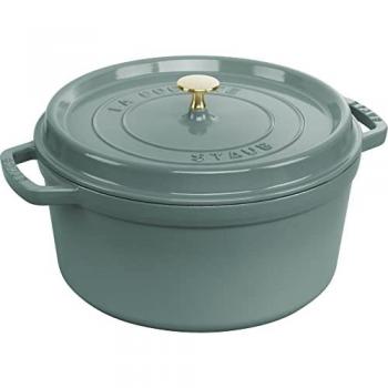 Cacerola redonda de hierro fundido Staub, 6.7 litros, color eucalipto, modelo 1023970, diámetro 28 cm