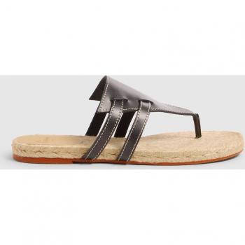Sandalias planas Piara de Castañer: elegancia artesanal en piel española