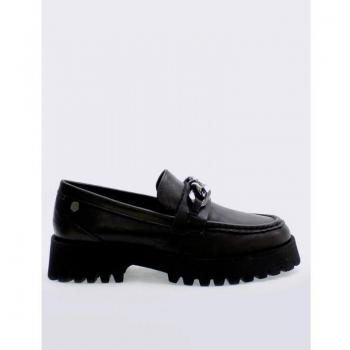 Mocasines de mujer Carmela 160358 en color negro con elegante detalle de cadena