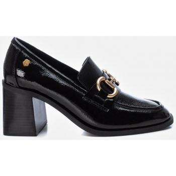 Mocasines de mujer de piel color negro.