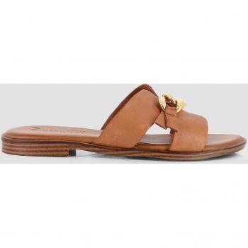 Sandalias planas de mujer de piel con adorno metálico MARBELLA camel 81473