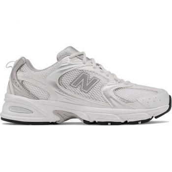 Zapatillas New Balance 530 Gris Metálico y Blanco, diseño moderno, parte superior de cuero y malla, entresuela acolchada para mayor comodidad, suela de goma para tracción duradera
