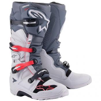 Alpinestars Botas de Motocross Tech 3 Negras características: diseño ergonómico, protección en tobillos, suela de goma antideslizante, cierre con hebillas ajustables, material sintético resistente al agua y