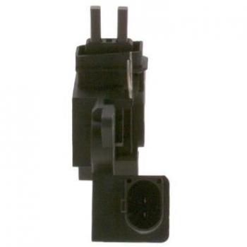 Regulador de tensión y alternador BOSCH 1 986 AE0 123, compatible con sistemas eléctricos automotrices, proporciona estabilidad en la salida de voltaje, protege el sistema eléctrico del vehículo y es fácil de instalar