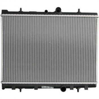 Radiador NISSENS 63607A para refrigeración del motor, compatible con múltiples modelos de vehículos, fabricado en aluminio y plástico, incluye tapones de drenaje y es altamente eficiente en la transferencia de calor