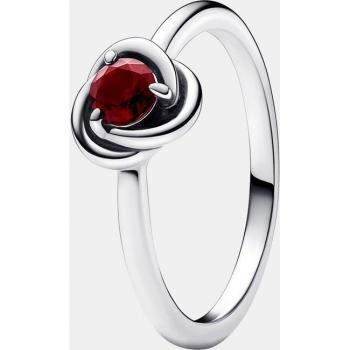 Anillo Pandora Moments Círculo Eternity de plata y cristal rojo.