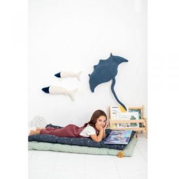Crochetts Set 3 peluches infantiles de pared, incluye manta y cojín formado en forma de raya azul oscuro y dos mini peces blanco, dimensiones del peluche océano: 59 x 11 x 65 cm y 11
