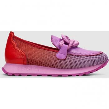 Mocasín de mujer en piel con rejilla y adorno de cadena