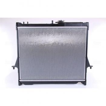 Radiador de refrigeración del motor NISSENS 60856, compatible con diversos modelos de vehículos, fabricado con materiales de alta calidad para una óptima disipación del calor, diseño eficiente que asegura un flujo de refrigerante adecuado, fácil ins