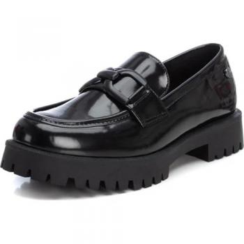 Xti - Mocasines de mujer de material vegano con hebilla decorativa, confort antifaz cadena, modelo 143497, color negro, talla 36 EU