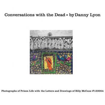 Libro de fotografías: Conversations with the Dead: Photographs of Prison de Danny Lyon, incluye imágenes impactantes de la vida en prisión y testimonios visuales que exploran la experiencia carcelaria